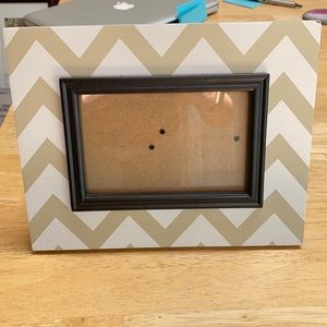 Tan and offwhite chevron 4x6 frame